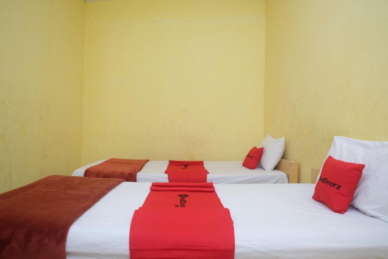 Reddoorz Near Pelabuhan Nusantara Parepare Bagian luar foto