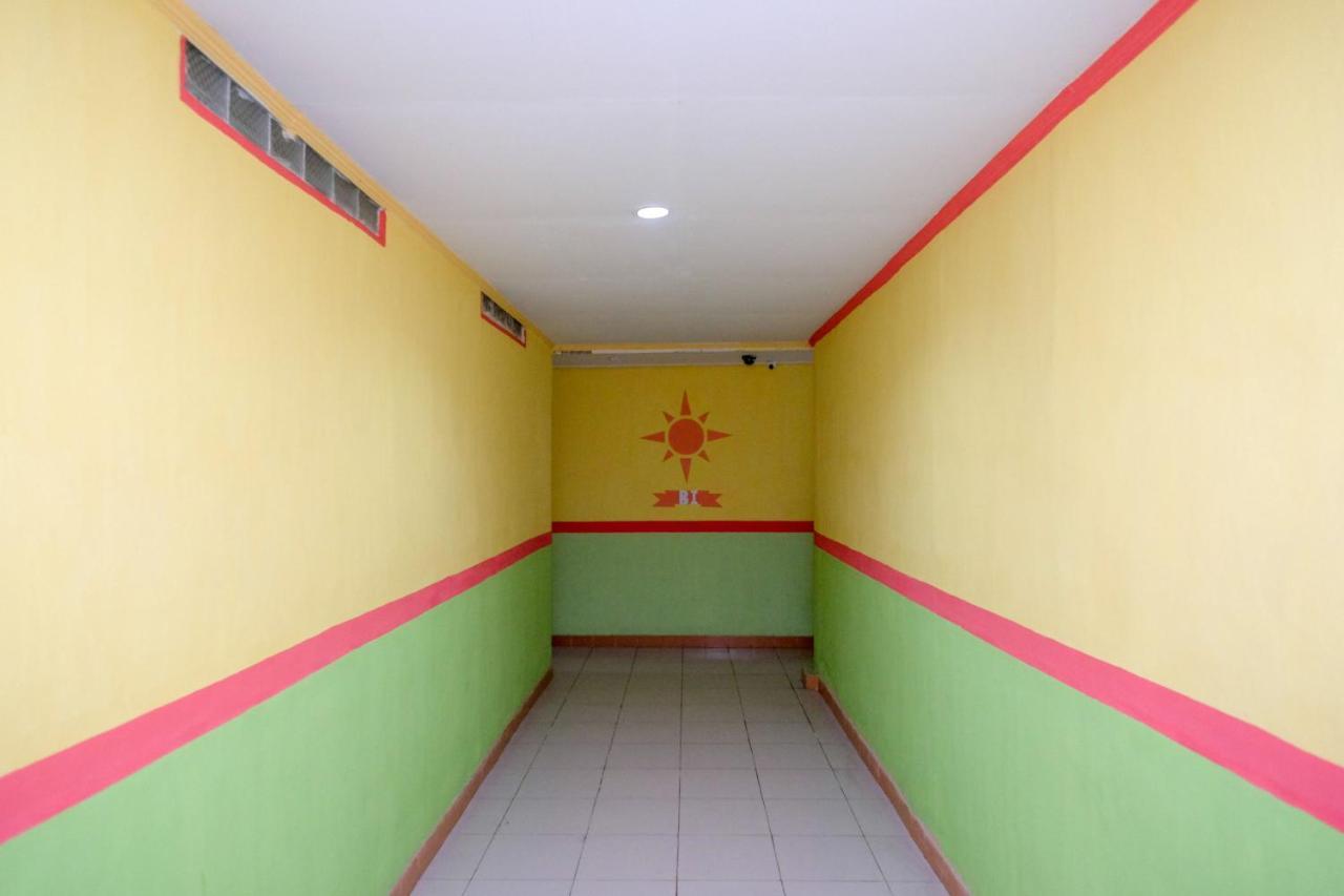 Reddoorz Near Pelabuhan Nusantara Parepare Bagian luar foto