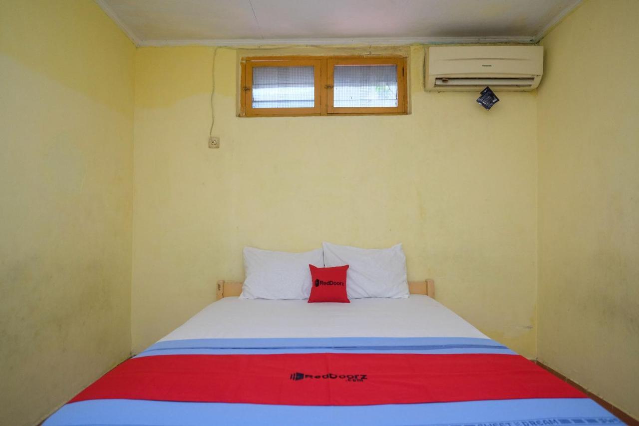 Reddoorz Near Pelabuhan Nusantara Parepare Bagian luar foto