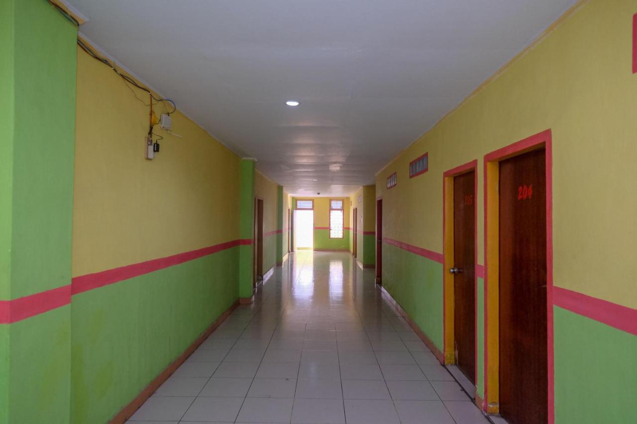 Reddoorz Near Pelabuhan Nusantara Parepare Bagian luar foto